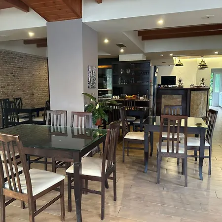 מלון Hotel Tepelena *